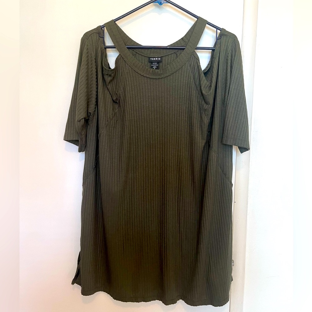 Torrid short sleeve ribbed cold shoulder